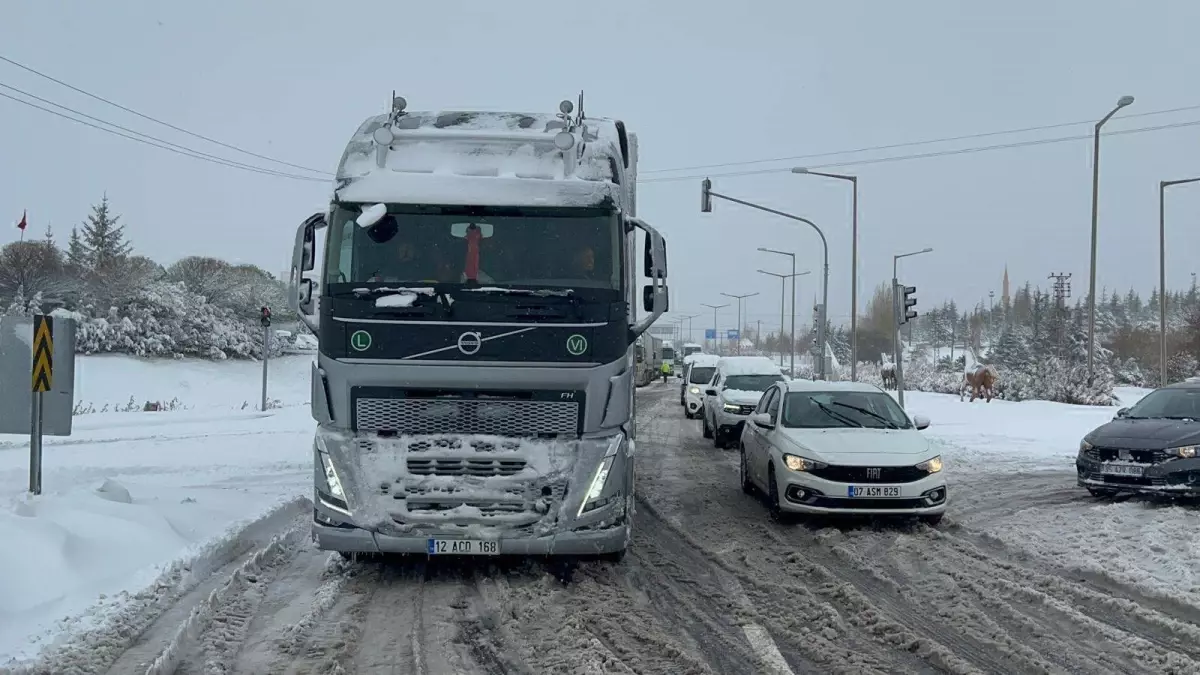 Nevşehir-Aksaray Kara Yolu Yoğun Kar Yağışı Nedeniyle Kapandı