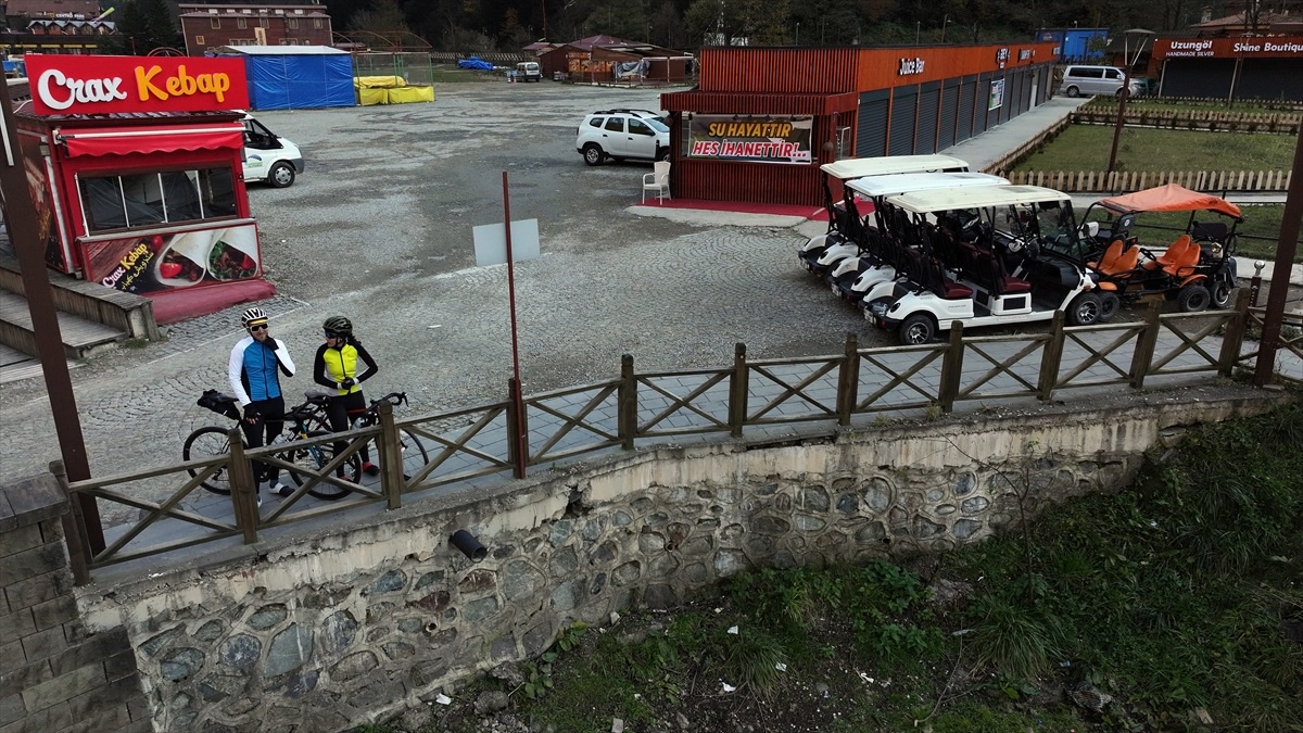Öğretmen çift turistik rotaları bisikletle geziyor