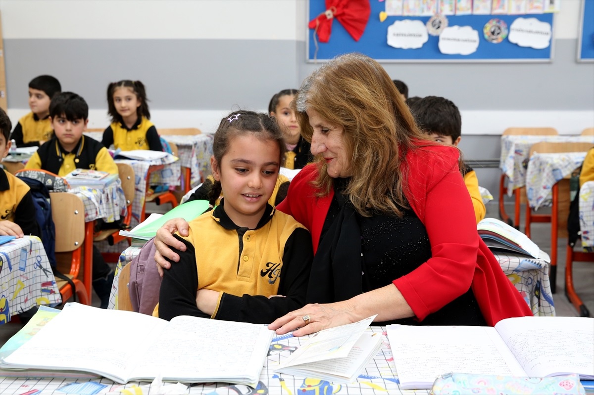Emekli Öğretmen Okuluna Dönüşte Duygulandı
