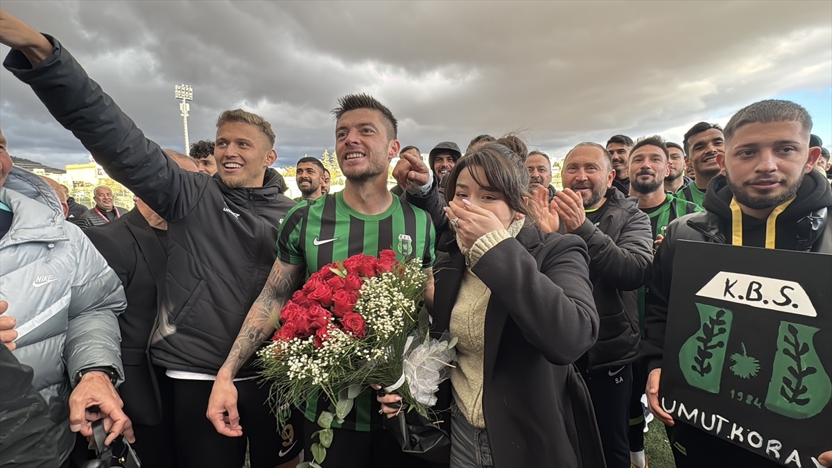 Kilis Belediyespor\'lu Futbolcudan Saha İçinde Evlenme Teklifi