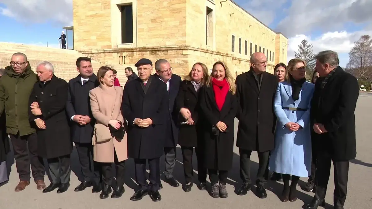 Özgür Özel, Öğretmenler Günü\'nde Ailesi ve Öğretmenleriyle Anıtkabir\'de.