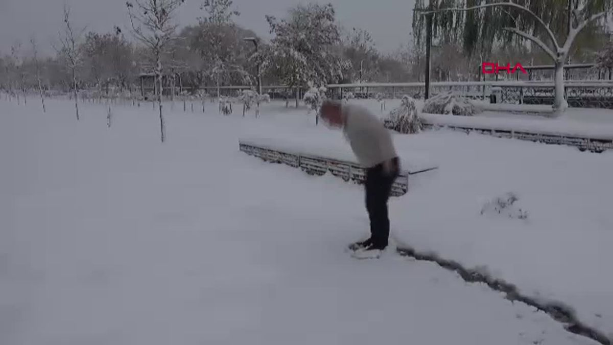 Aksaray\'da Kar Banyosu Keyfi