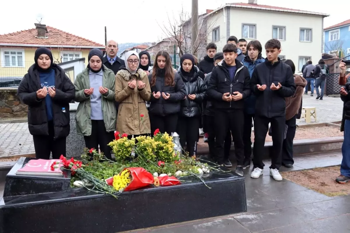 PKK\'nın şehit ettiği Aybüke öğretmen mezarı başında dualarla anıldı