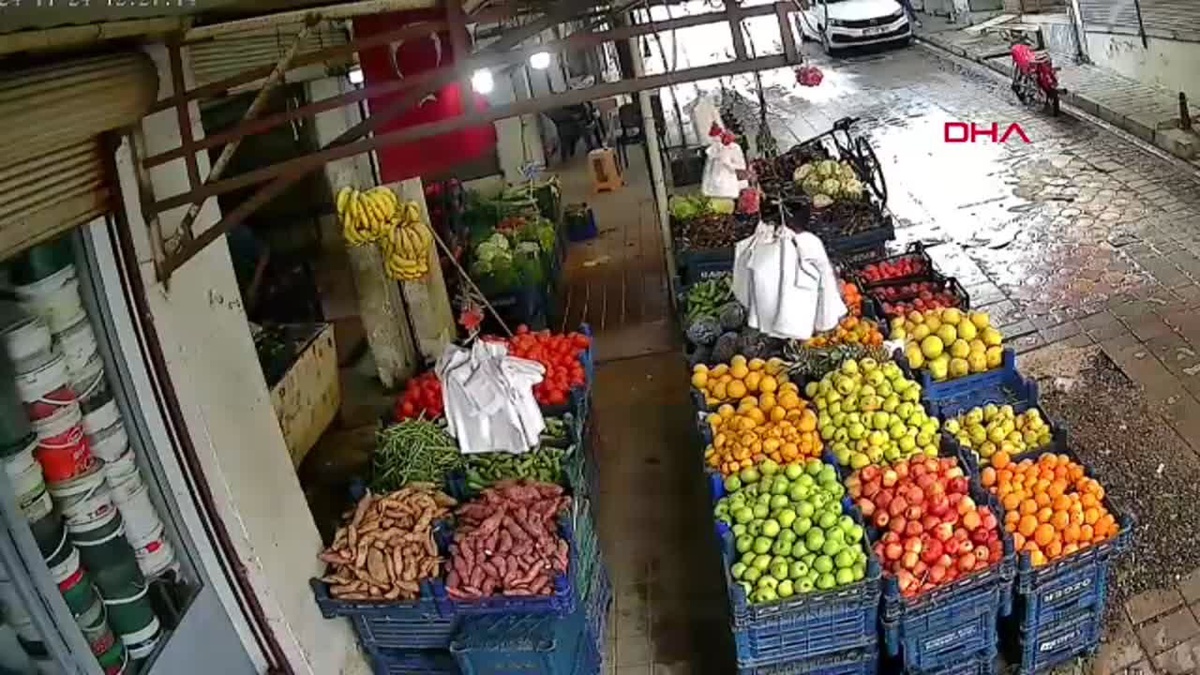 Reyhanlı\'da Fırtına Manavın Çatısını Uçurdu