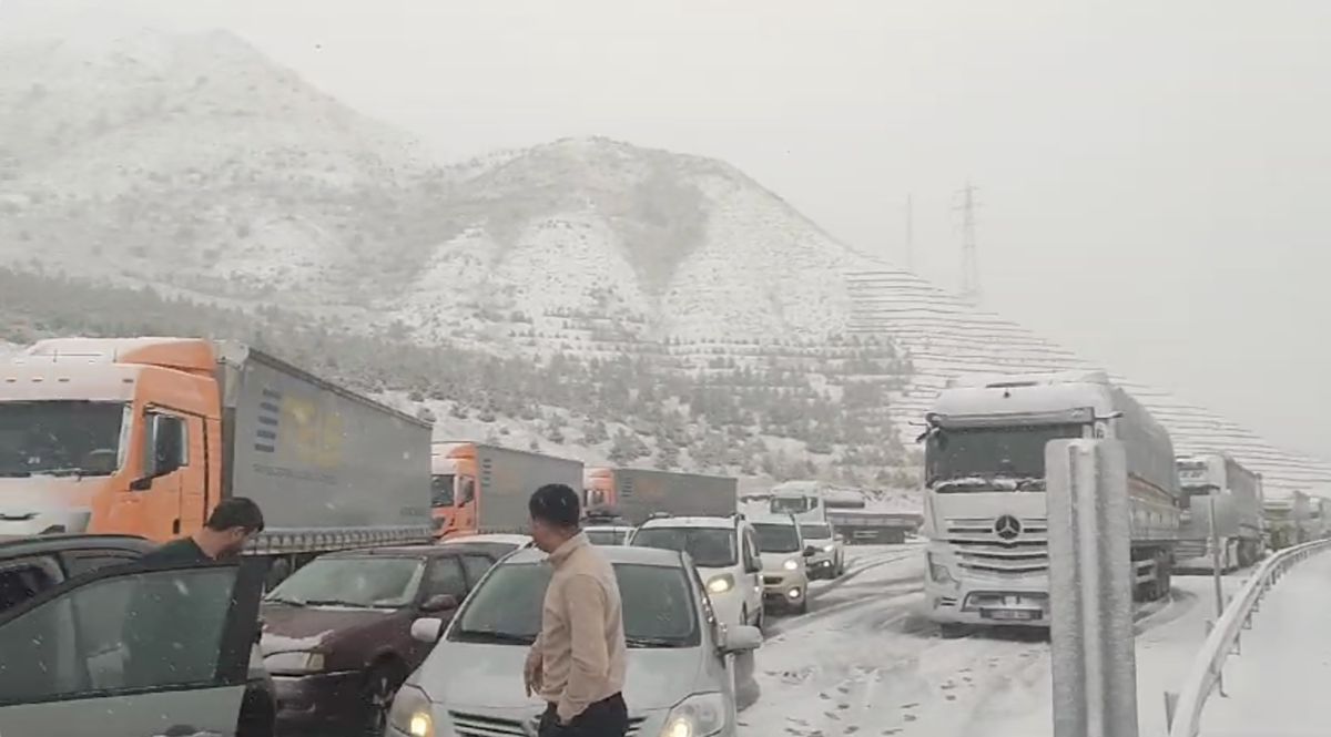 Sakaltutan Geçidi\'nde Kar Yağışı Nedeniyle Ulaşımda Aksamalar
