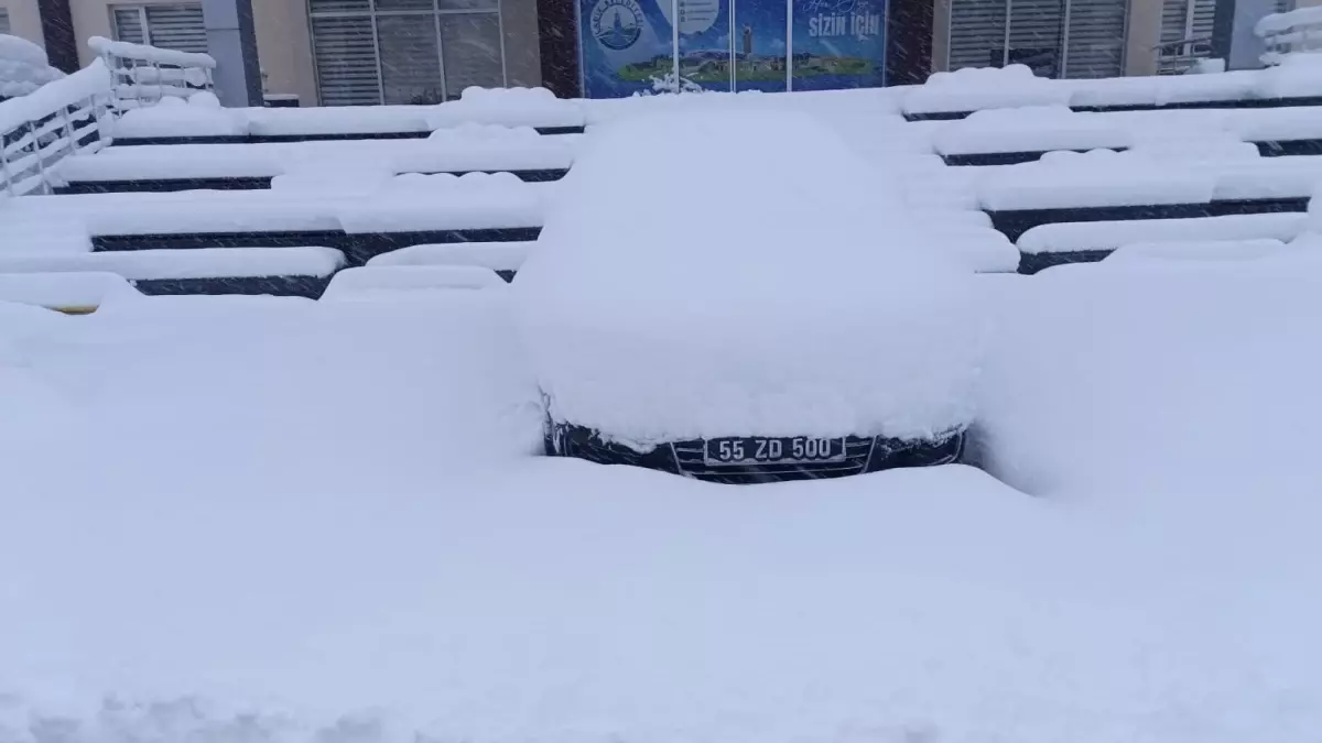 Samsun\'un Yüksek Kesimlerine İlk Kar: Ladik\'te Kar Kalınlığı 30 Santim