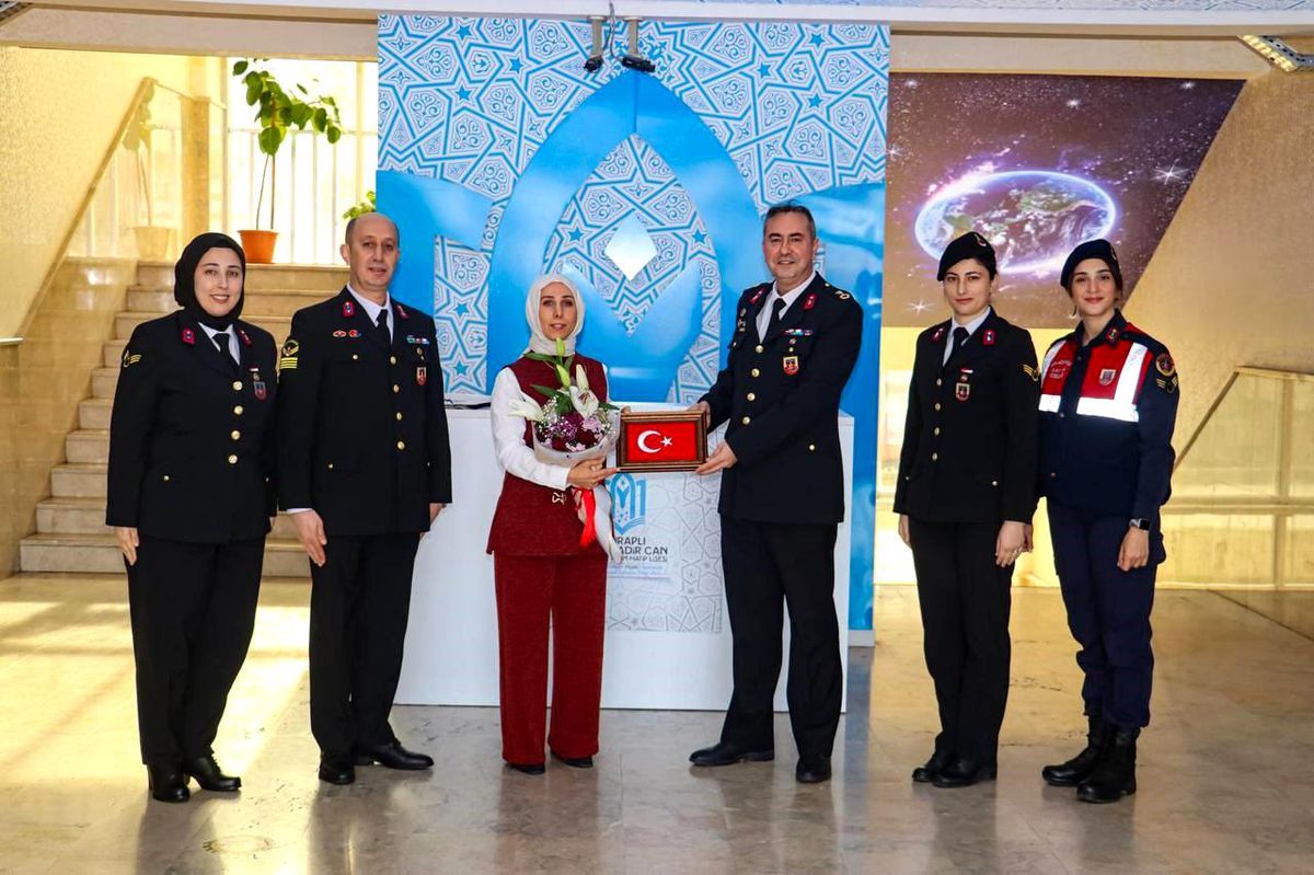 Bursa Jandarması, Şehit Öğretmenin Kızını Öğretmenler Gününde Unutmadı