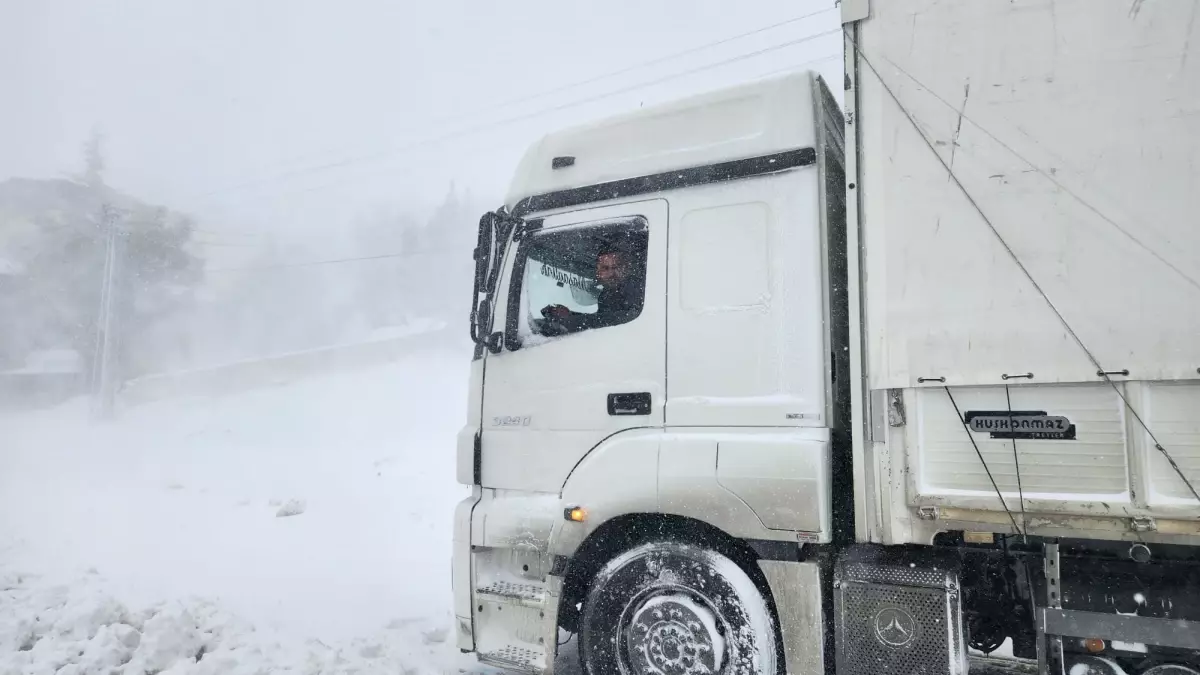 Mersin\'in Sertavul Geçidi Yoğun Kar Nedeniyle Ulaşıma Kapandı