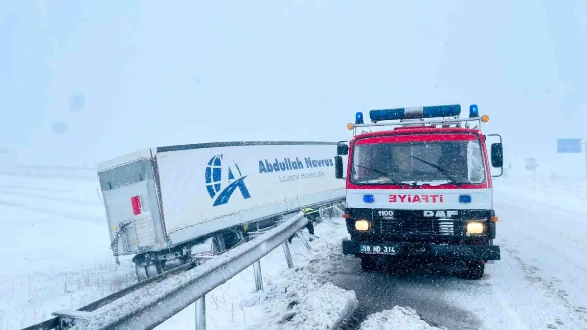 Şarkışla\'da Kar Fırtınası Kazaya Neden Oldu