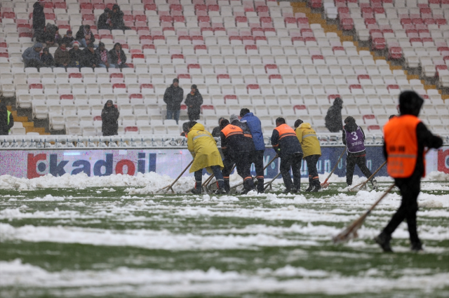 Sivasspor-Kasımpaşa maçı, kar yağışı nedeniyle geç başladı