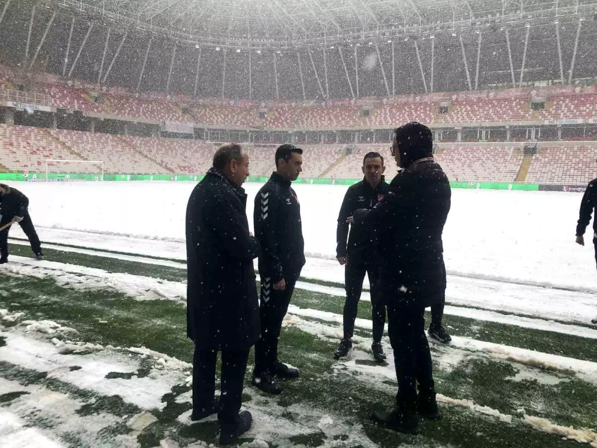 Sivasspor-Kasımpaşa Maçında Kar Engeli