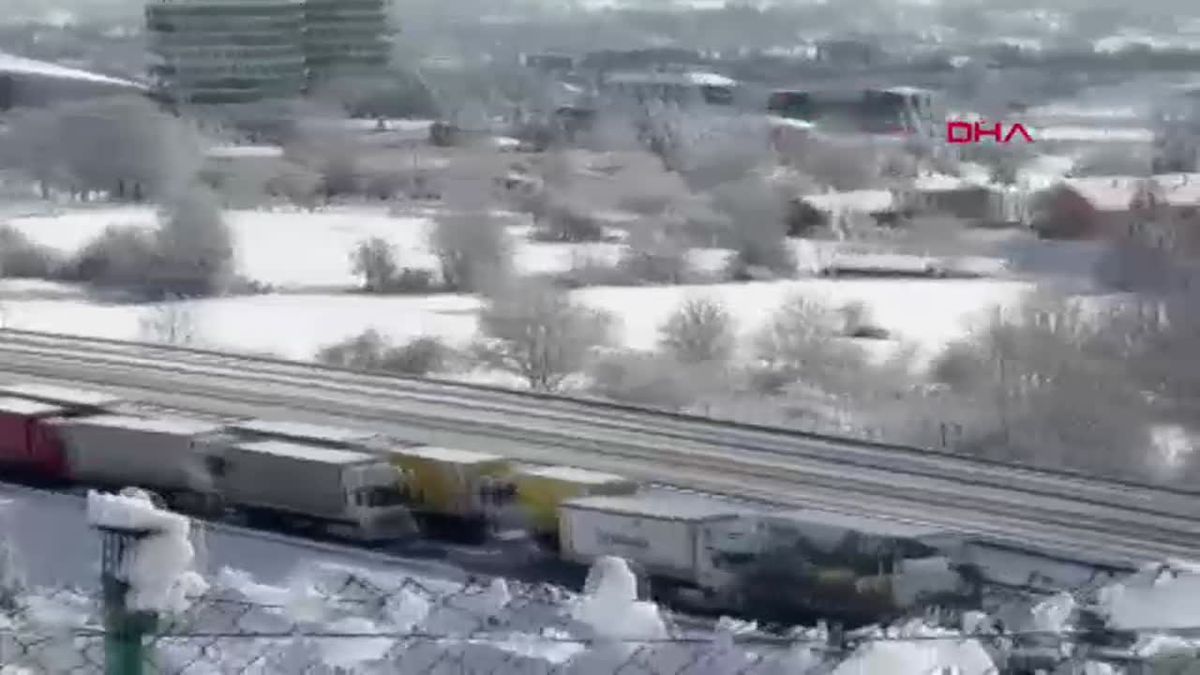 Bolu\'da TEM Otoyolu\'nda Kar Yağışı Nedeniyle Trafik Durdu