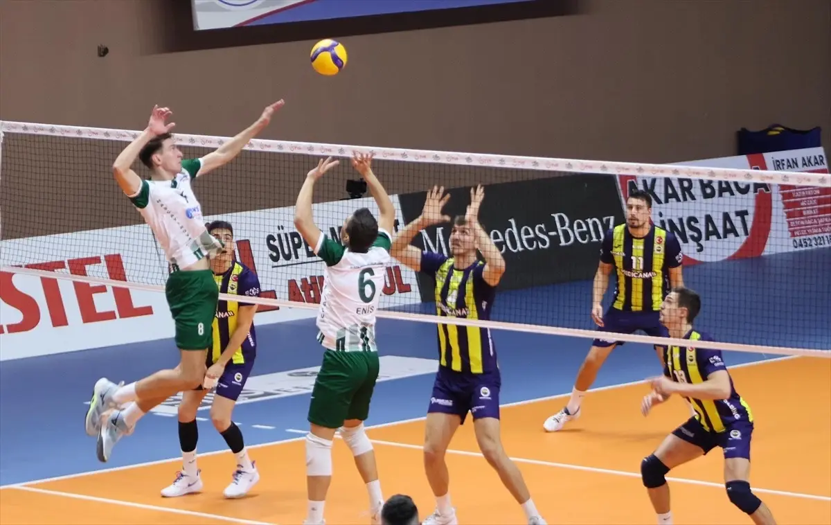 Akkuş\'ta Voleybol Zaferi: Fenerbahçe\'yi 3-2 Yendiler