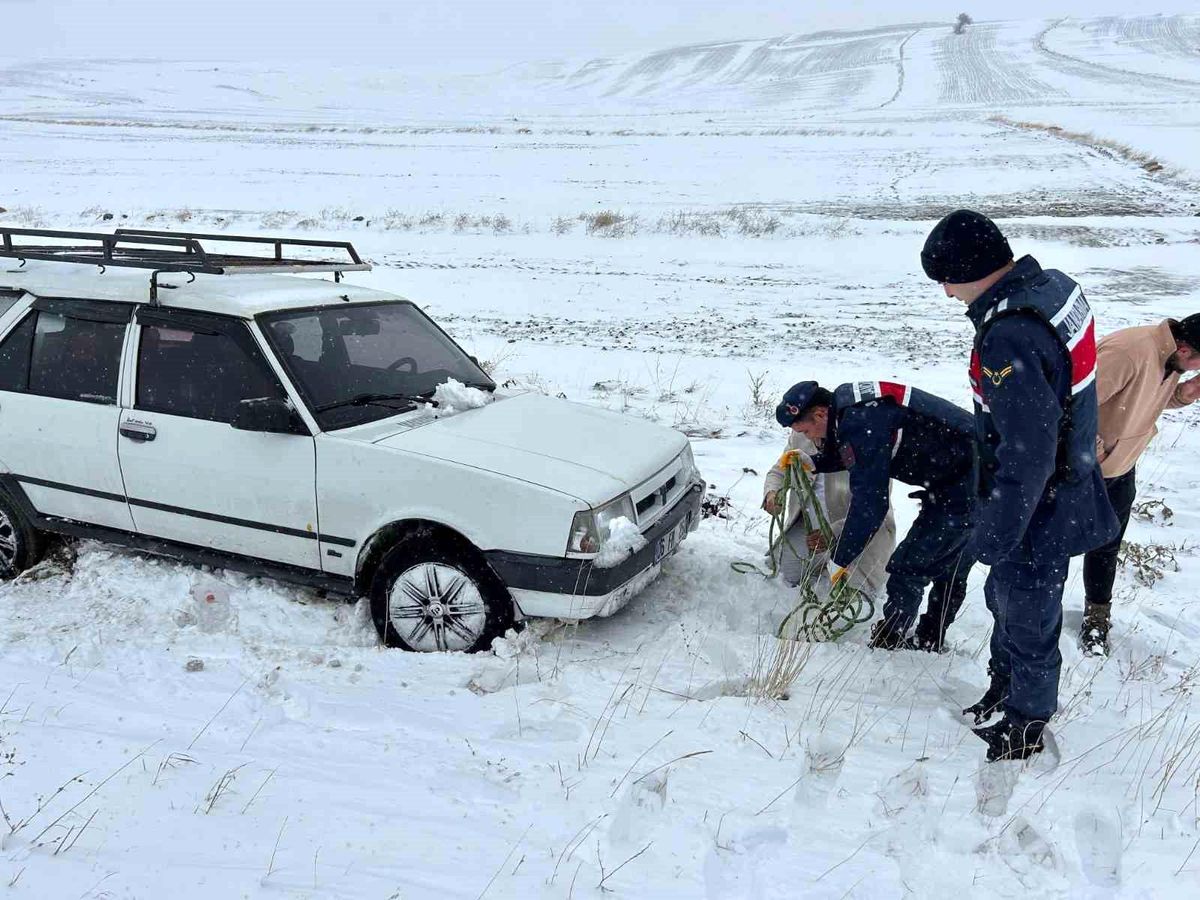 Yozgat\'ta Yoğun Kar Yağışı Ulaşımı Aksattı