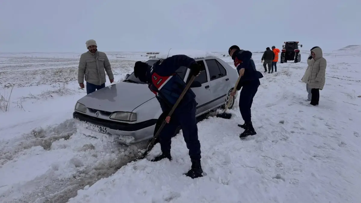 Yozgat\'ta Kar Mahsur Kalan Vatandaşları Jandarma Kurtardı