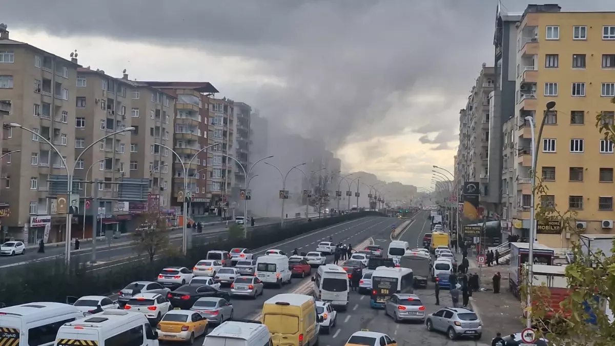 Diyarbakır\'da Yıkım Sırasında 7 Katlı Bina Çöktü