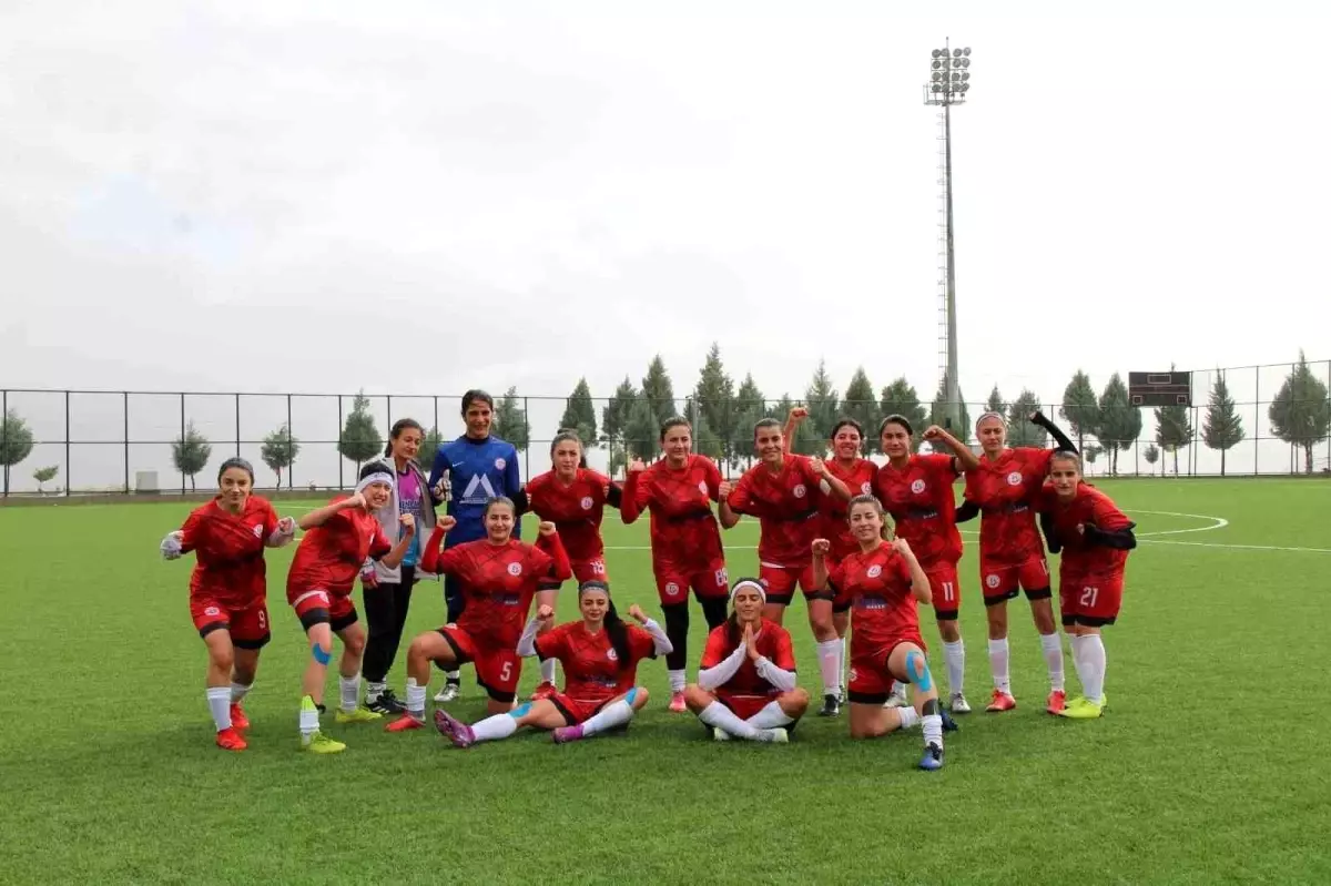 Ağrı Kadın Futbol Takımı, Rakibini 4-0 Yendi