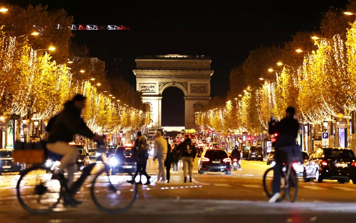 Paris\'te Noel Işıklandırma Töreni