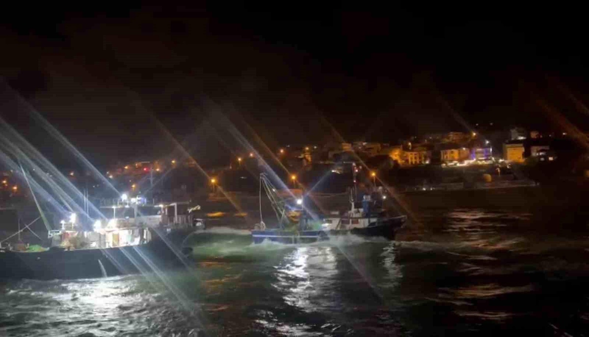 Arnavutköy\'de Balıkçı Teknesi Kurtarıldı