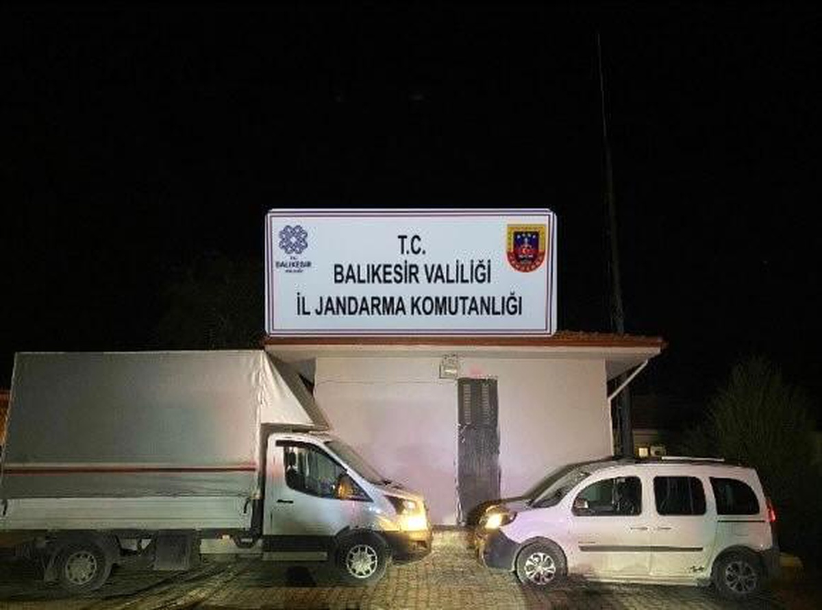 Ayvalık\'ta 23 Afgan Göçmen ve 2 Kaçakçı Yakalandı