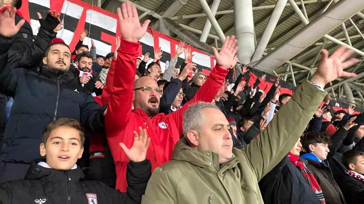 Atakum Belediye Başkanı Türkel, Samsunspor\'un Maçında Taraftarın Heyecanını Paylaştı