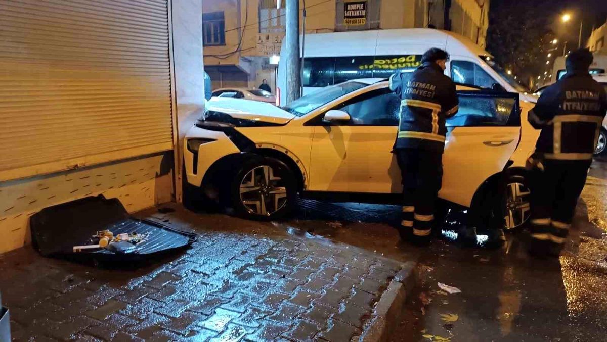 Batman\'da Trafik Kazası: 2 Yaralı