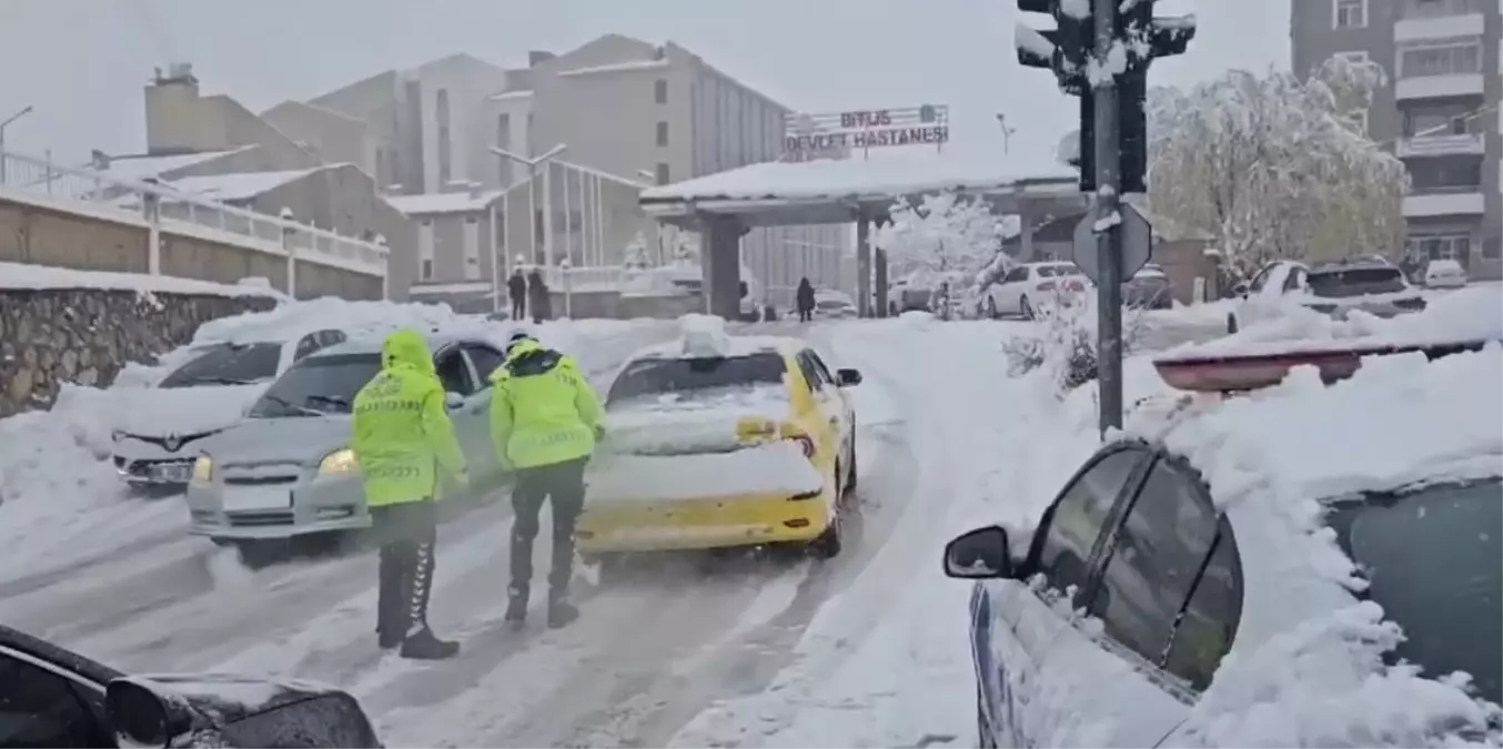 Kar Yağışı Trafiği Aksattı, Yardım Ekipleri Devreye Girdi