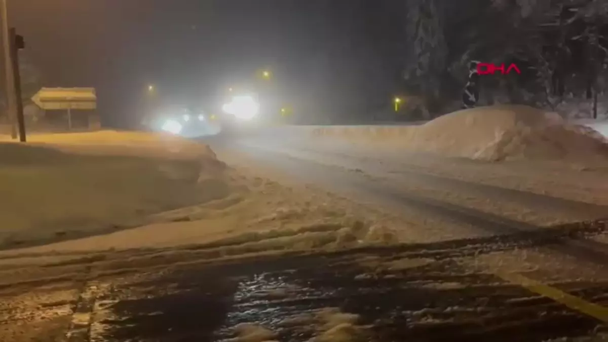 Bolu Dağı\'nda Karayolları Ekipleri Kar Küreme Çalışmalarına Devam Ediyor