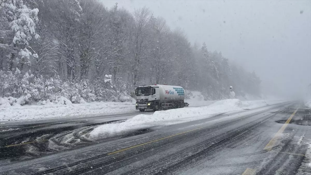 Bolu ve Düzce\'de kar kalınlığı 1 metreye ulaştı