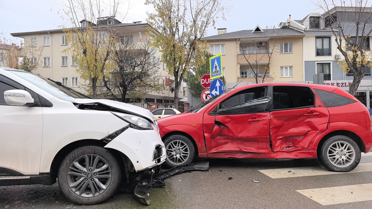 İnegöl\'de Cip ile Otomobil Çarpıştı: İki Yaralı