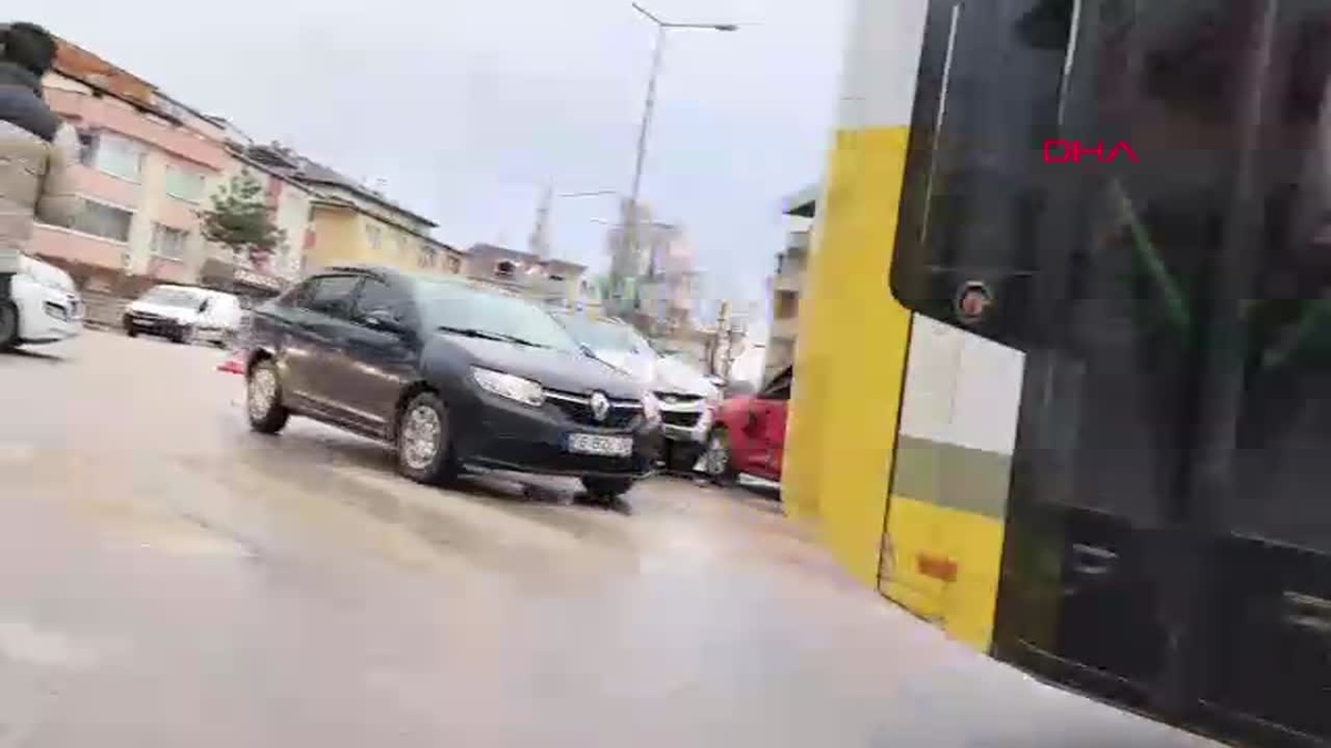 Bursa\'da Cip ile Otomobil Çarpıştı: Anne ve Oğlu Yaralandı