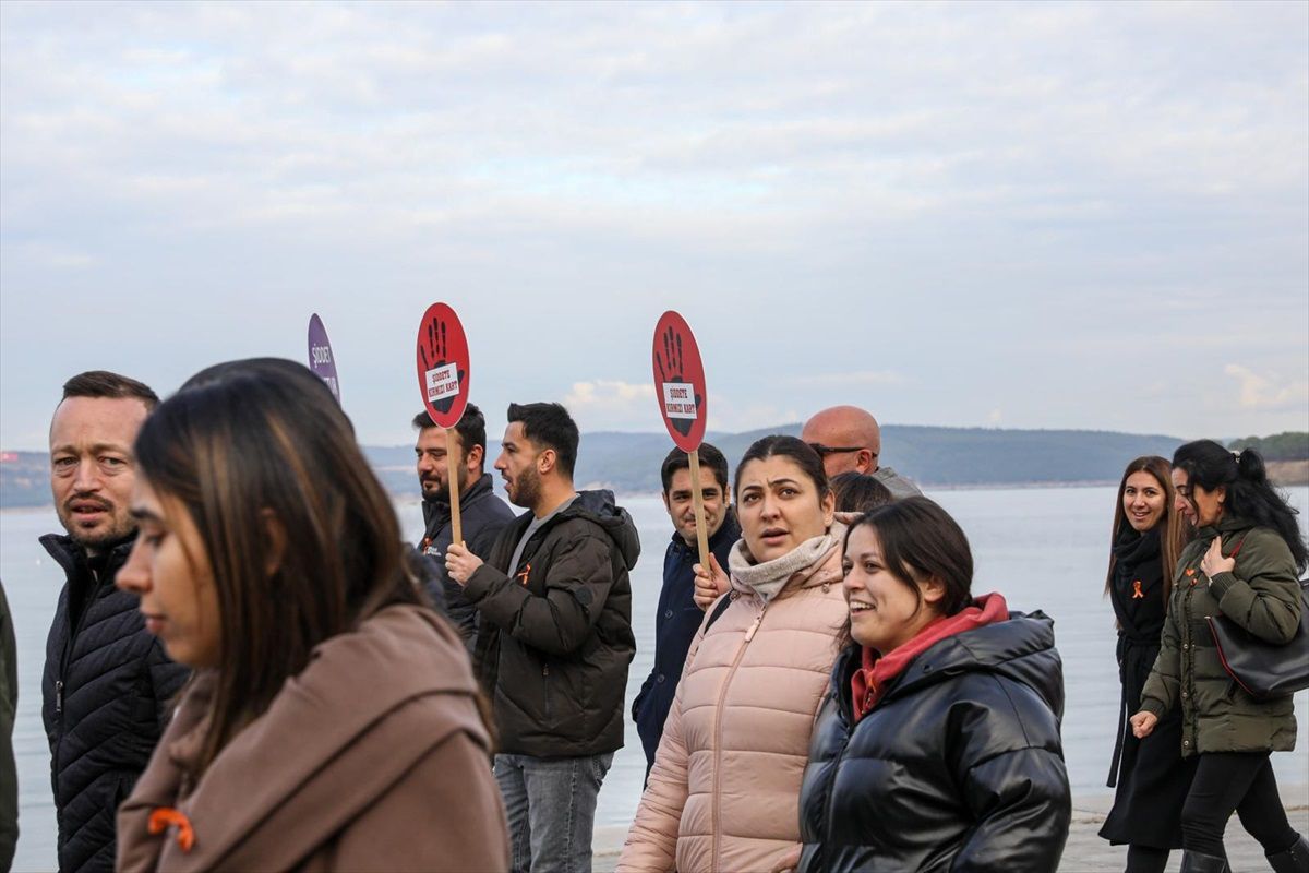 Çanakkale\'de Kadına Yönelik Şiddet Yürüyüşü