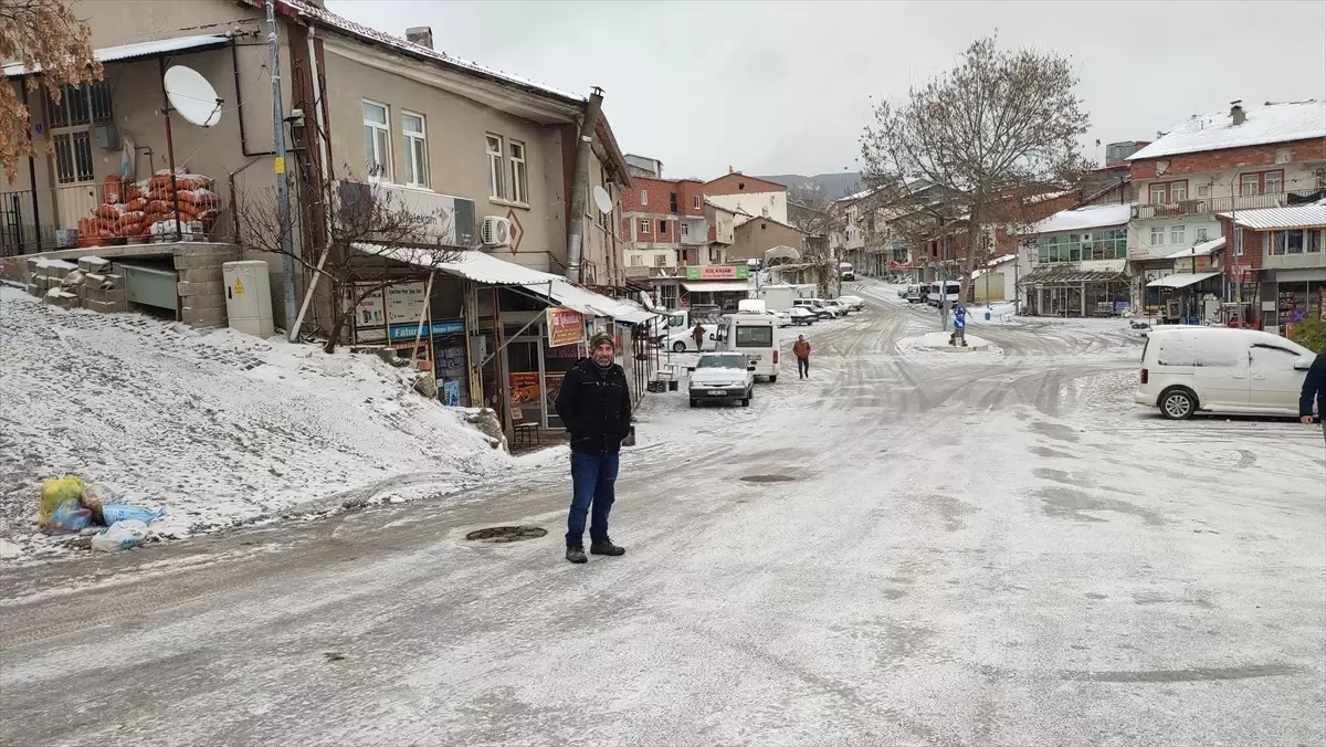 Çelikhan\'da Mevsimin İlk Karı Düştü