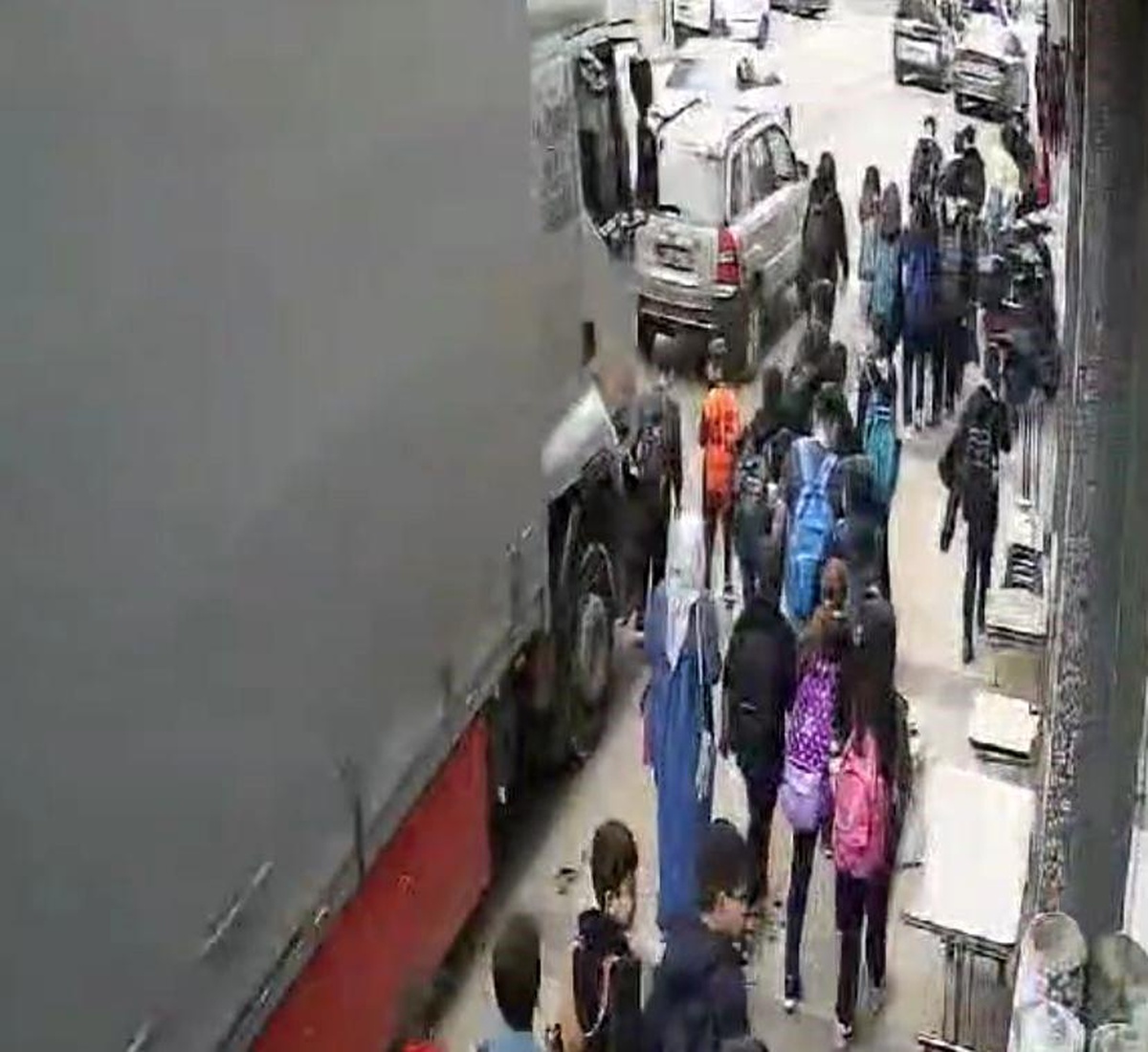 Denizli\'de Kamyon Altında Kıl Payı Kurtuluş