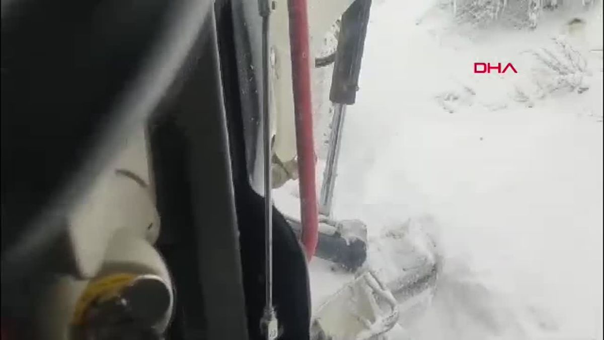 Elazığ\'da Kar Yağışı Nedeniyle 127 Köy Yolu Ulaşıma Açıldı