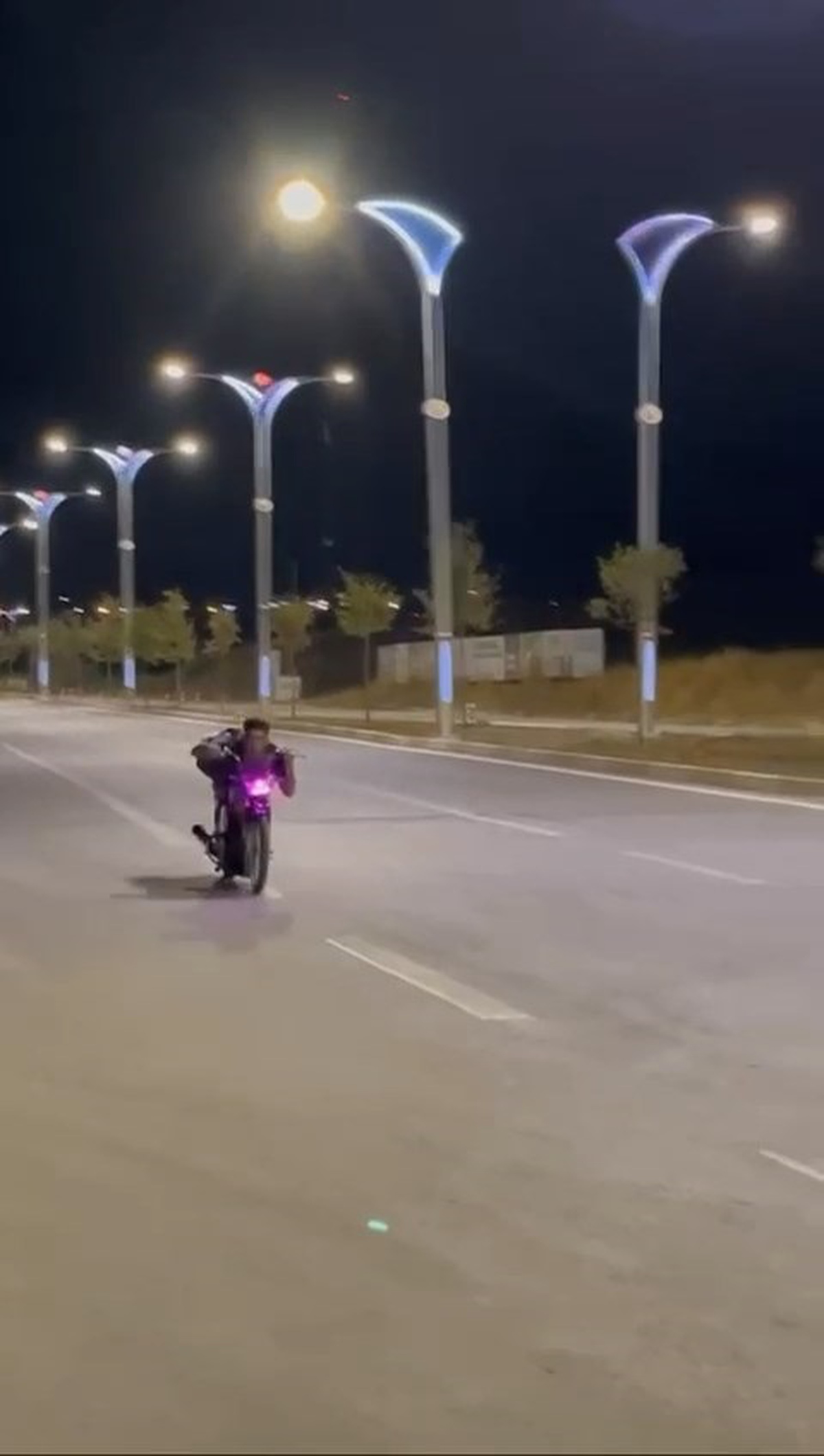 Elazığ\'da Motosikletle Tehlikeli Seyir: Sürücü Yüzüstü İlerletti
