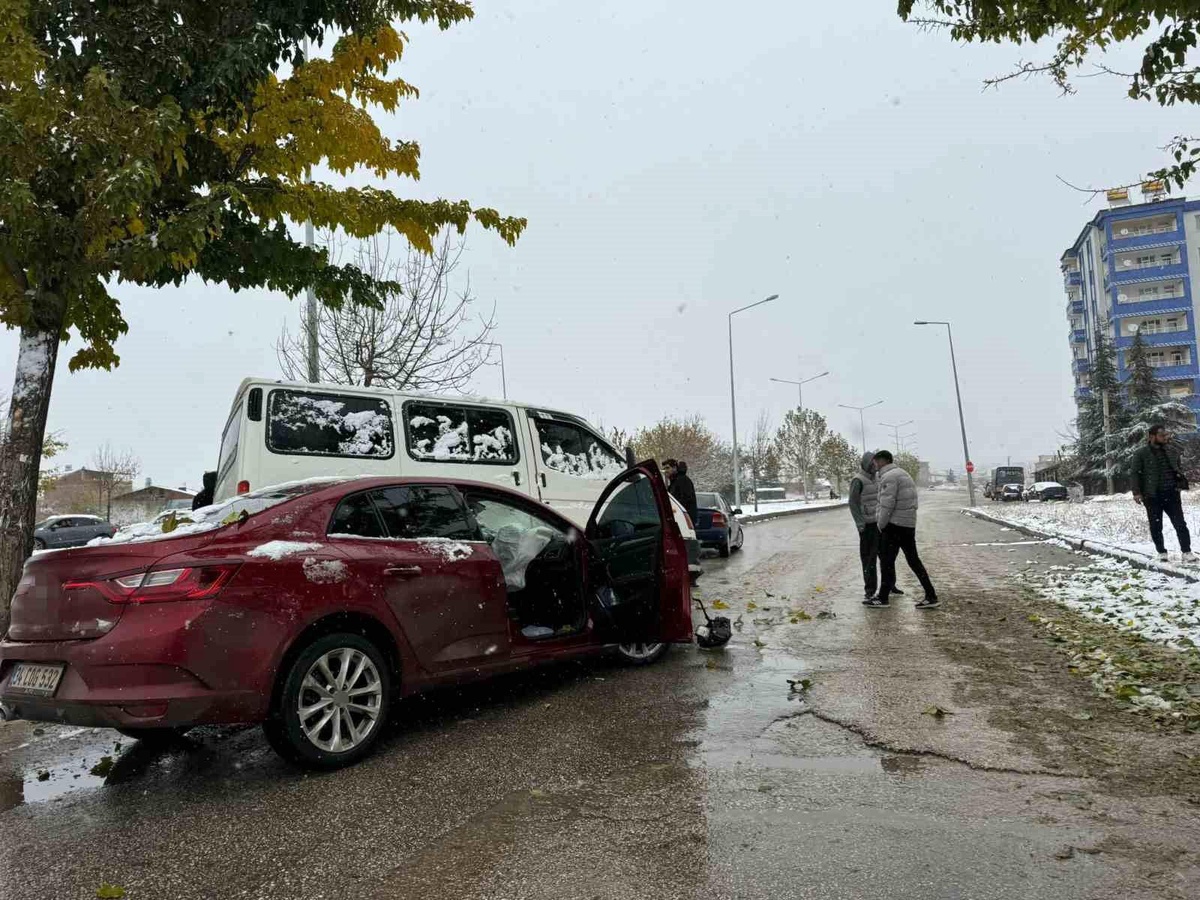 Elazığ\'da Trafik Kazası: 3 Yaralı