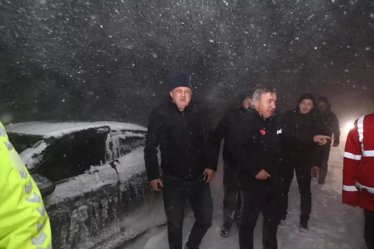 Erzincan-Sivas Yolu Kar Nedeniyla Kapandı