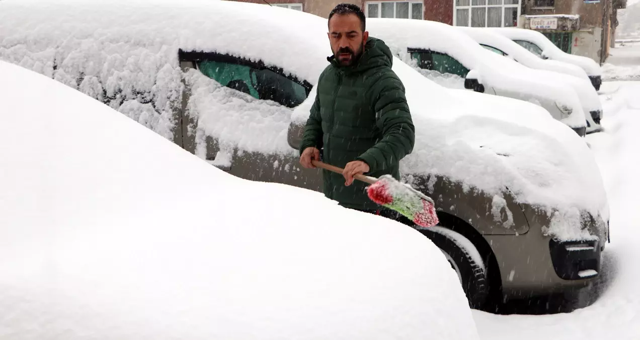 Erzurum\'da Kar Yağışı İle Ulaşım Aksadı, Okullar Tatil