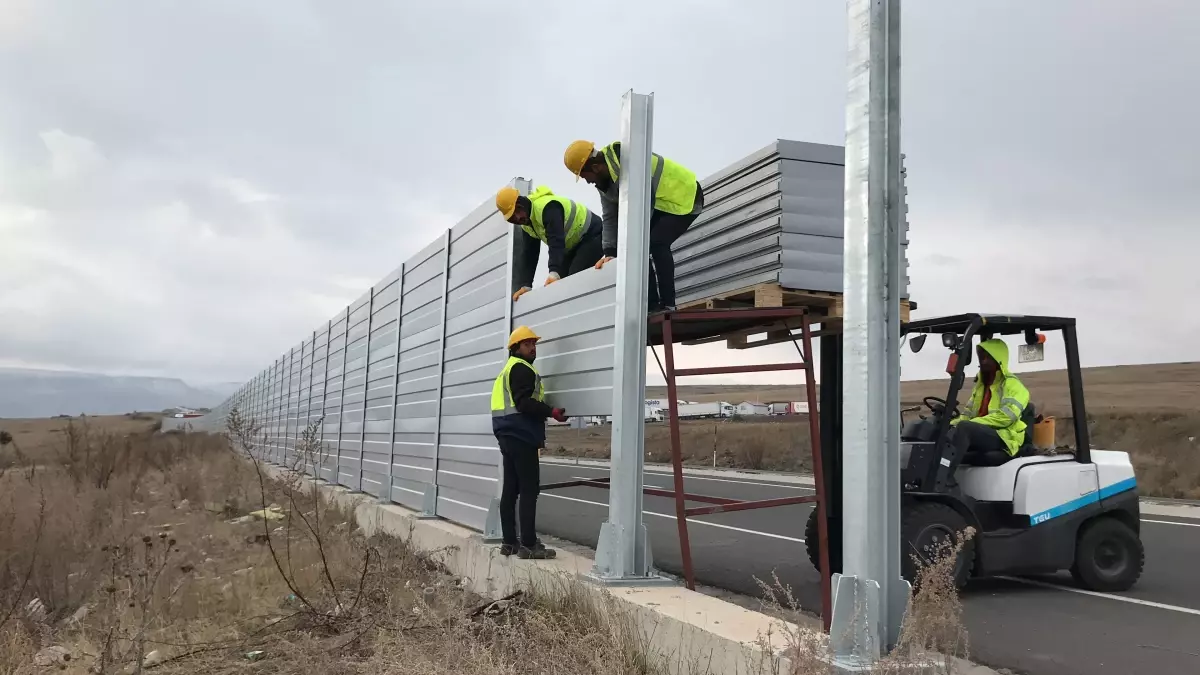 Aktaş Gölü\'nde Kuşları Koruma Amaçlı Ses Bariyerleri İnşa Edildi