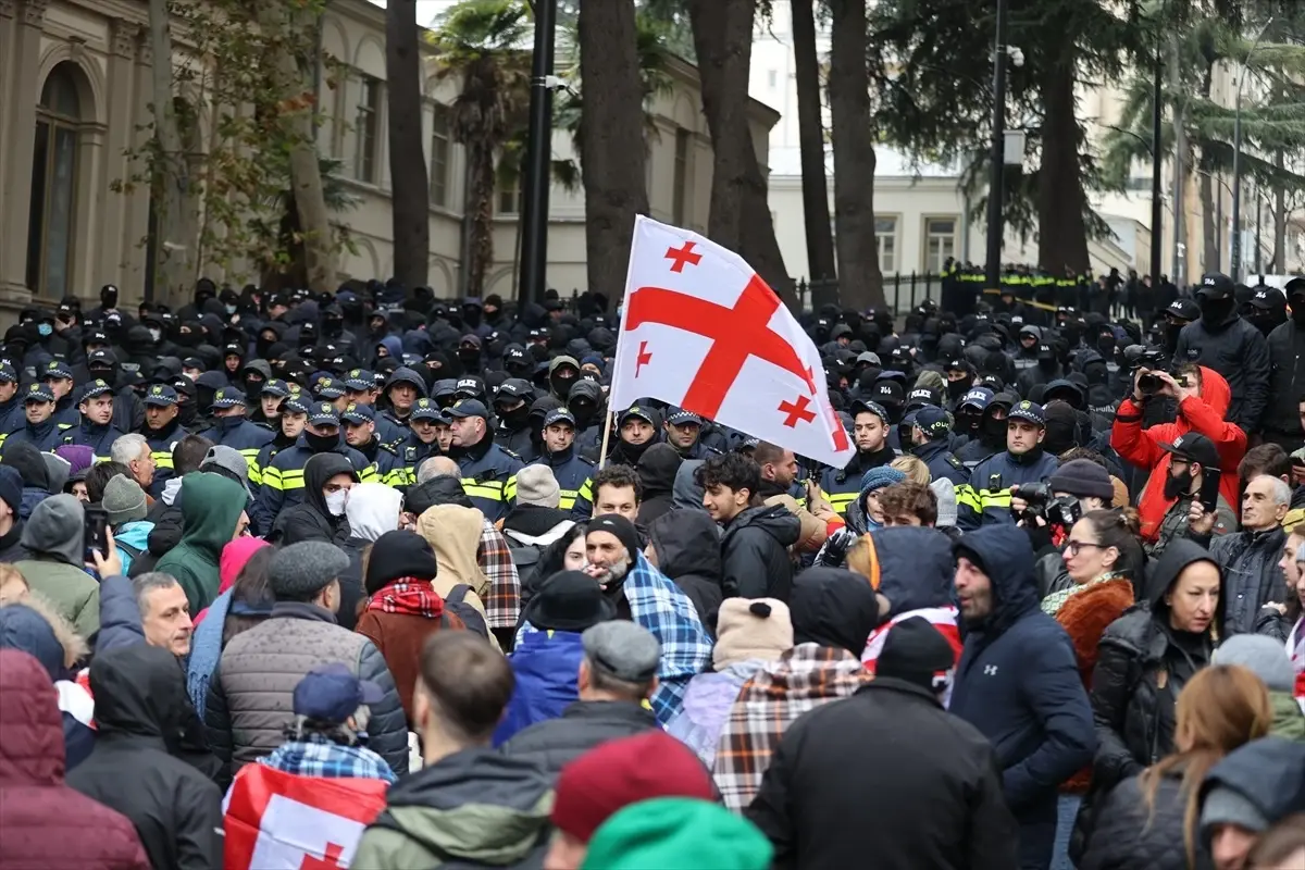 Gürcistan\'da Yeni Parlamento Protestolarla Toplandı