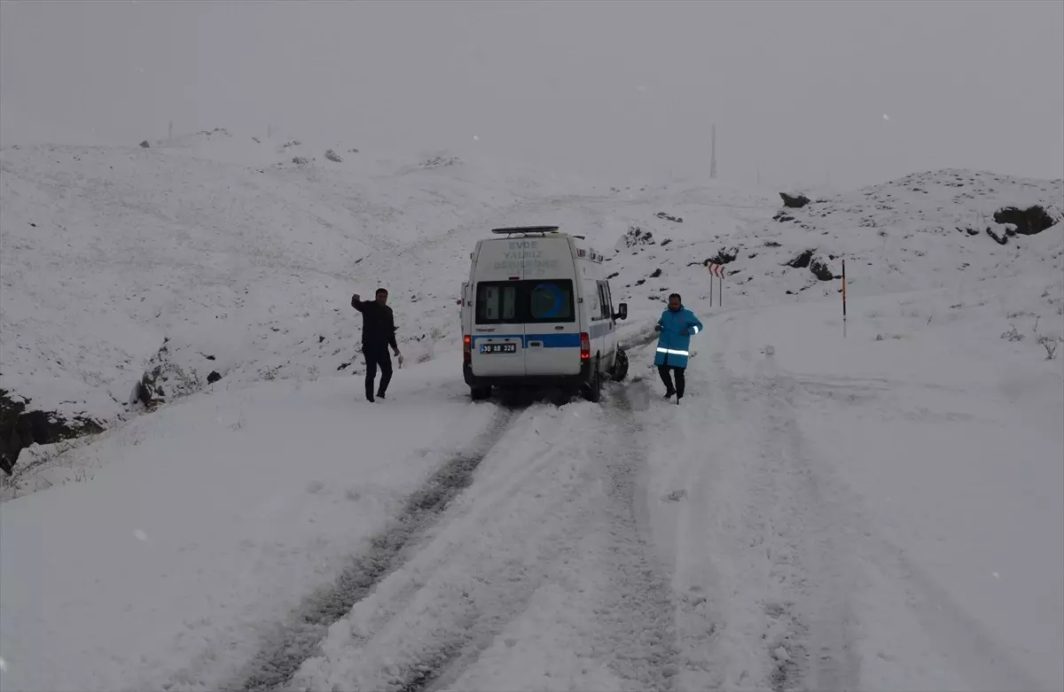 Hakkari\'de Kar Ulaşımı Aksattı