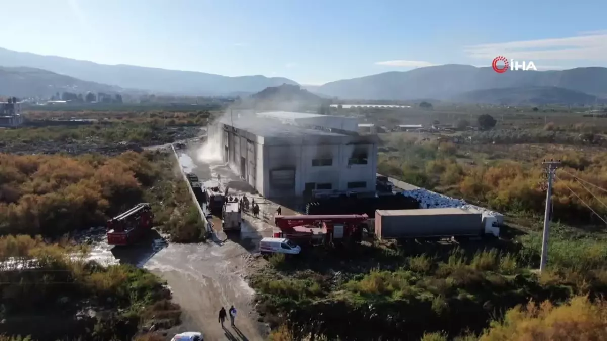 İzmir\'deki Fabrikada Yangın Kontrol Altında