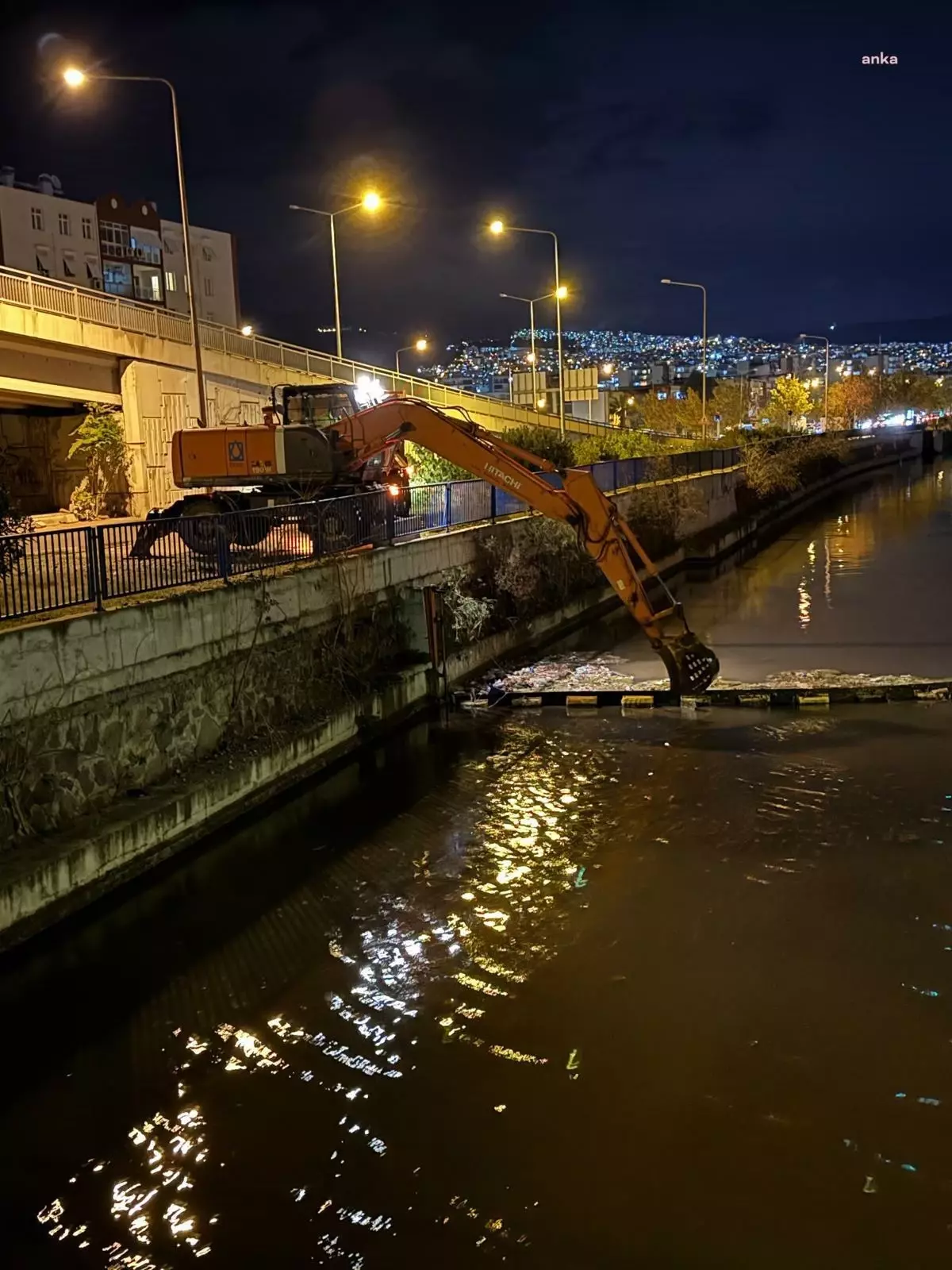 İZSU Ekipleri Yağışlı Günlerde İzmir Körfezi İçin Temizlik Çalışmalarını Sürdürüyor