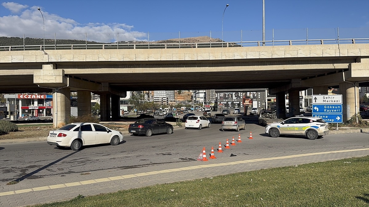 Kahramanmaraş\'ta Fırtına Trafiği Durdurdu
