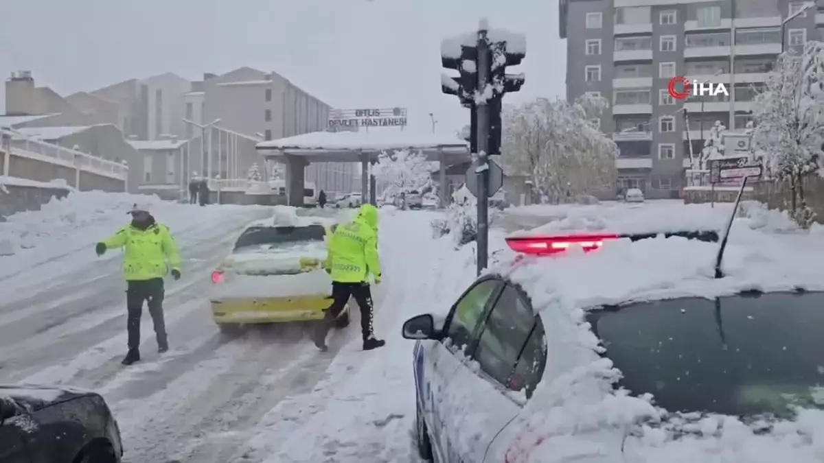 Bitlis\'te Kar Trafiği Aksattı