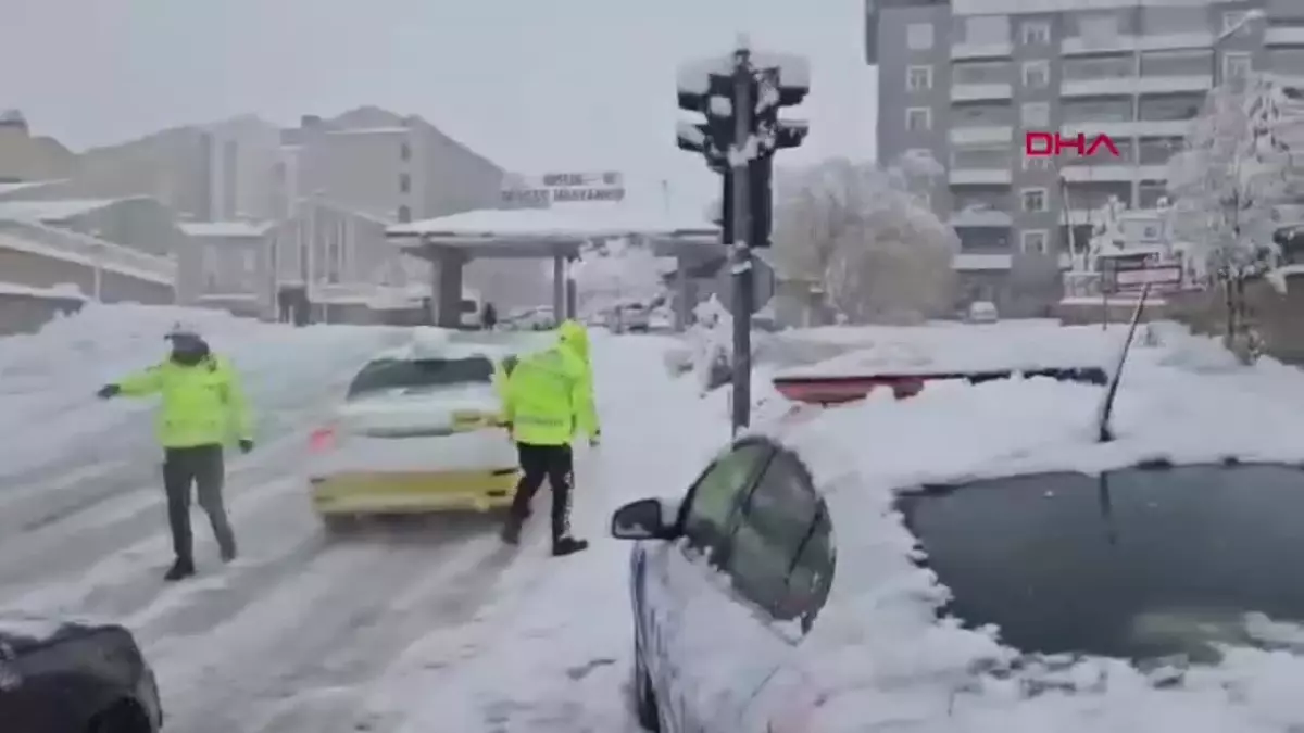 Bitlis\'te Kar Yağışı Trafiği Olumsuz Etkiledi