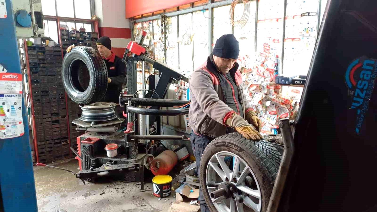 Düzce\'de Kar Yağışı Lastikçilerde Yoğunluk Yarattı