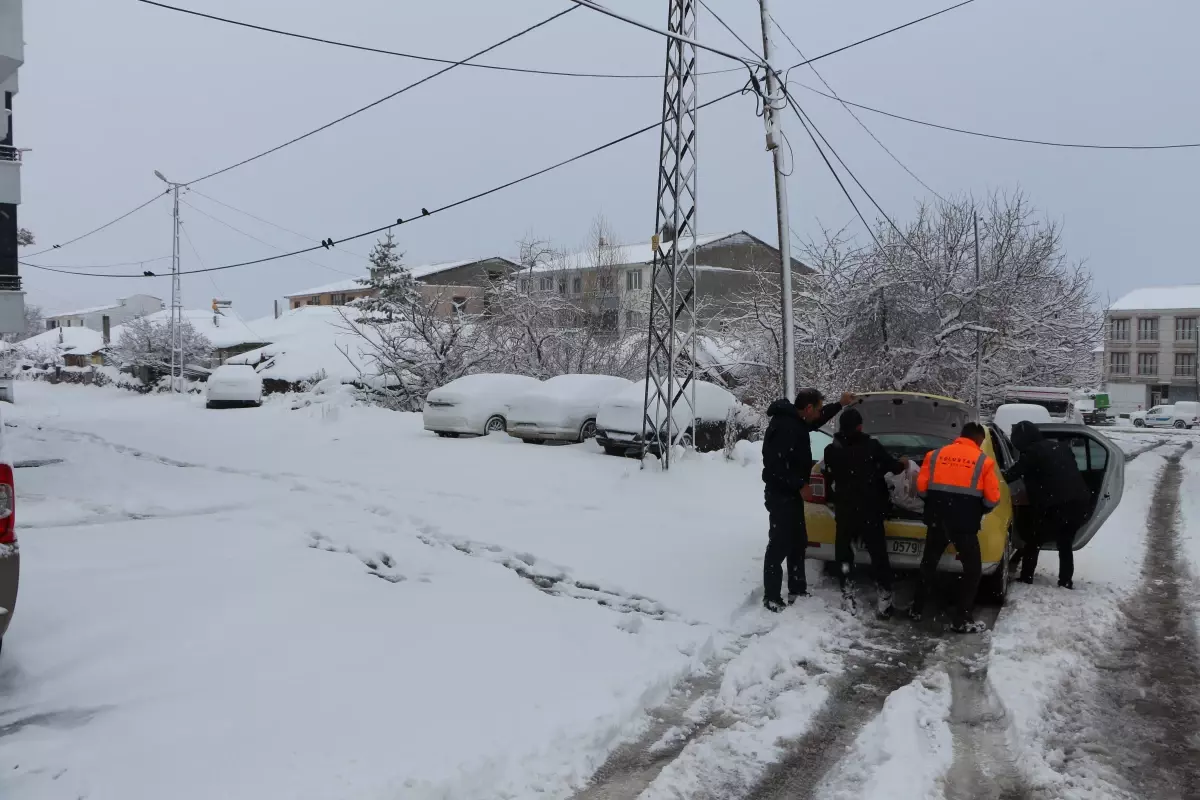 Bingöl\'de Kar Yağışı Nedeniyle 20 Köy Yolu Kapandı, Eğitime Ara Verildi