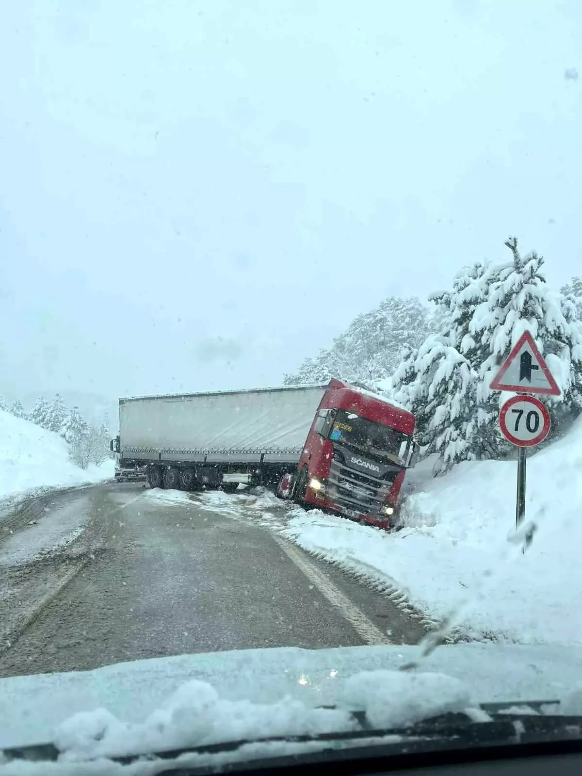 Göynük\'te Tır Kazası Trafiği Aksattı